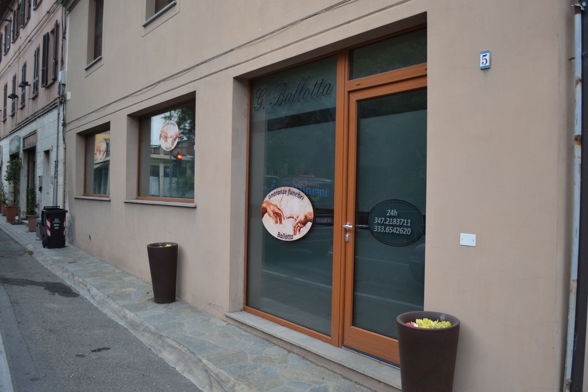 Un edificio con un cartello sulla finestra che dice 