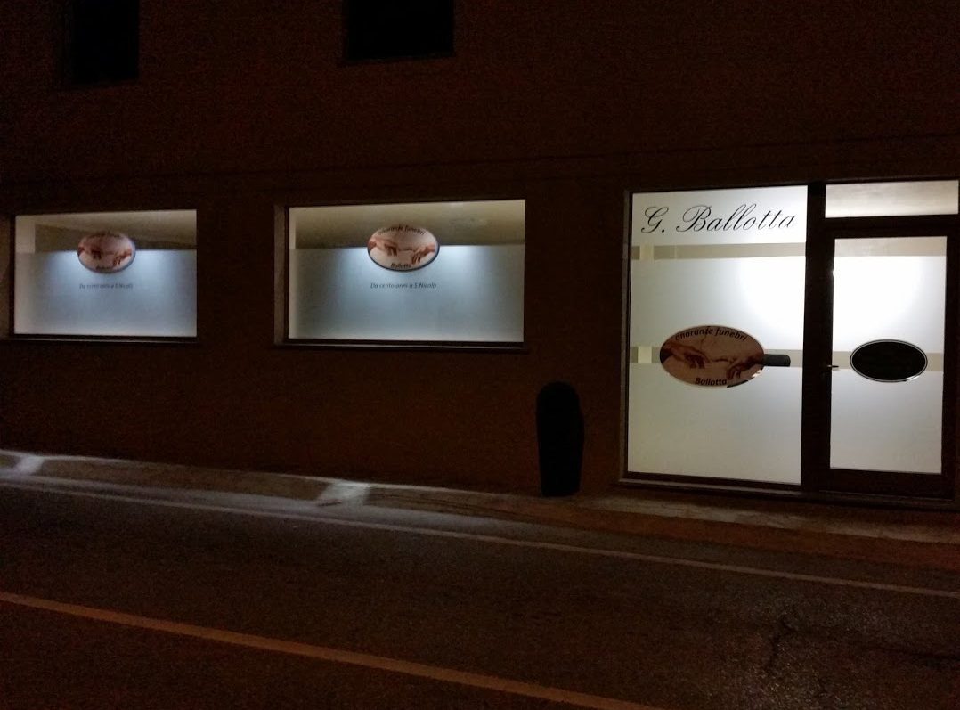 Un edificio illuminato di sera con scritta