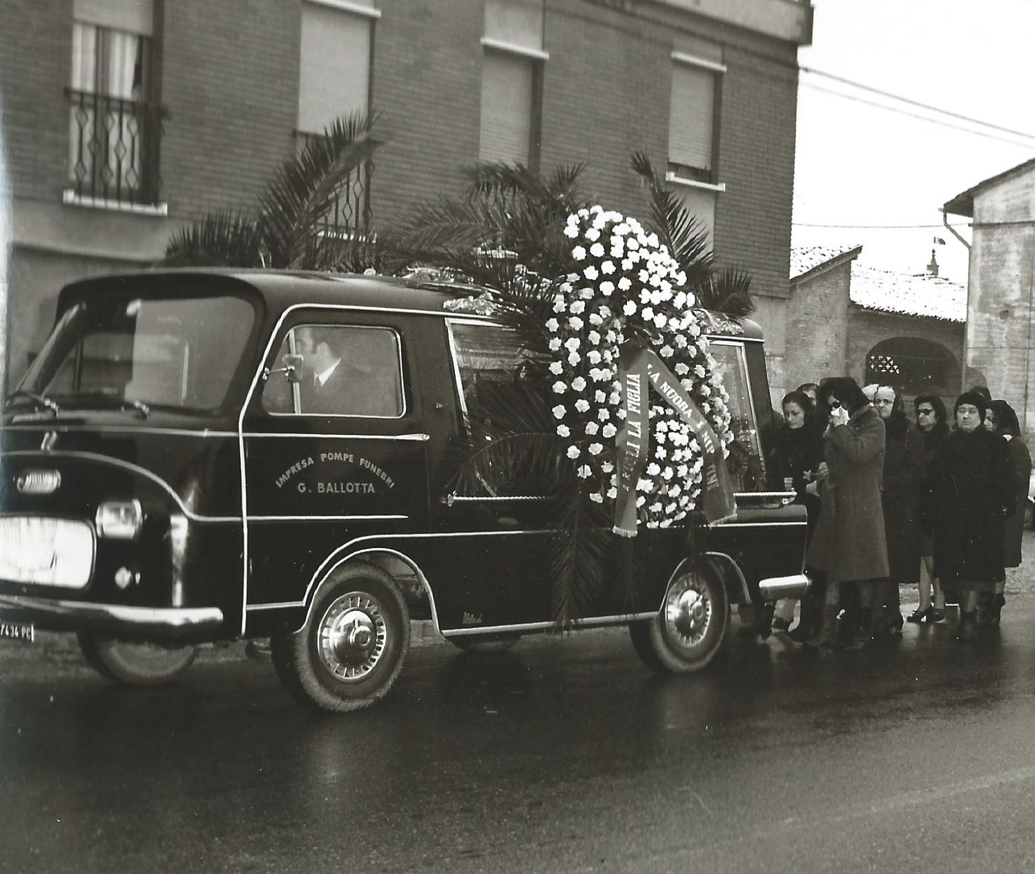 Una foto in bianco e nero di un corteo funebre
