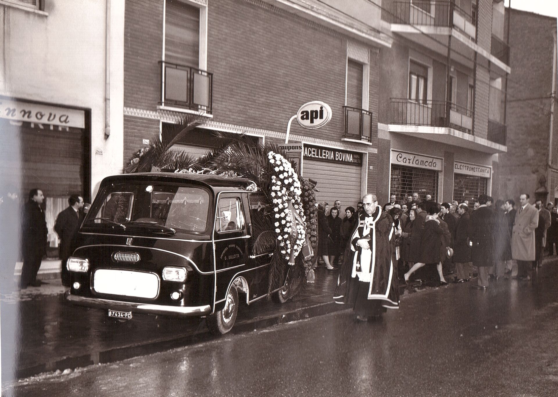 Una foto in bianco e nero di un corteo funebre