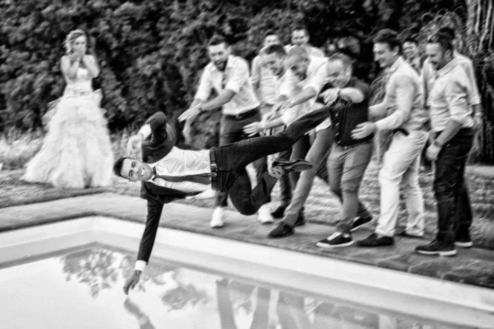 sposa gettato in piscina