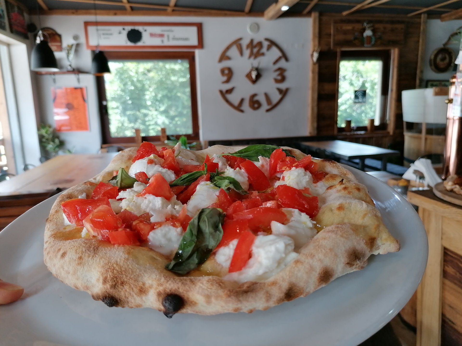 pizza con mozzarella e pomodorini