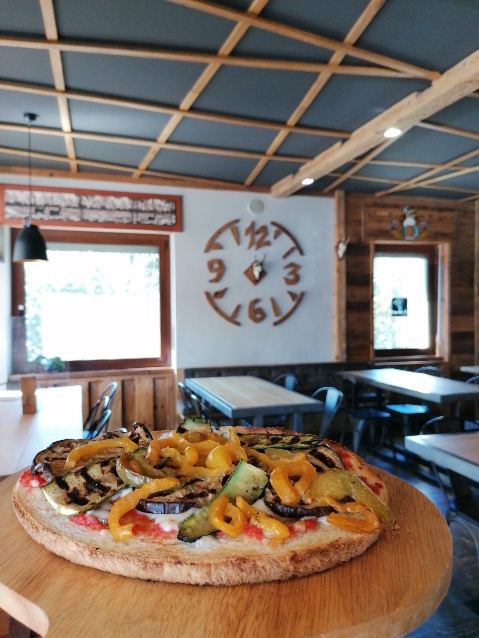 pizza tonda con le verdure grigliate