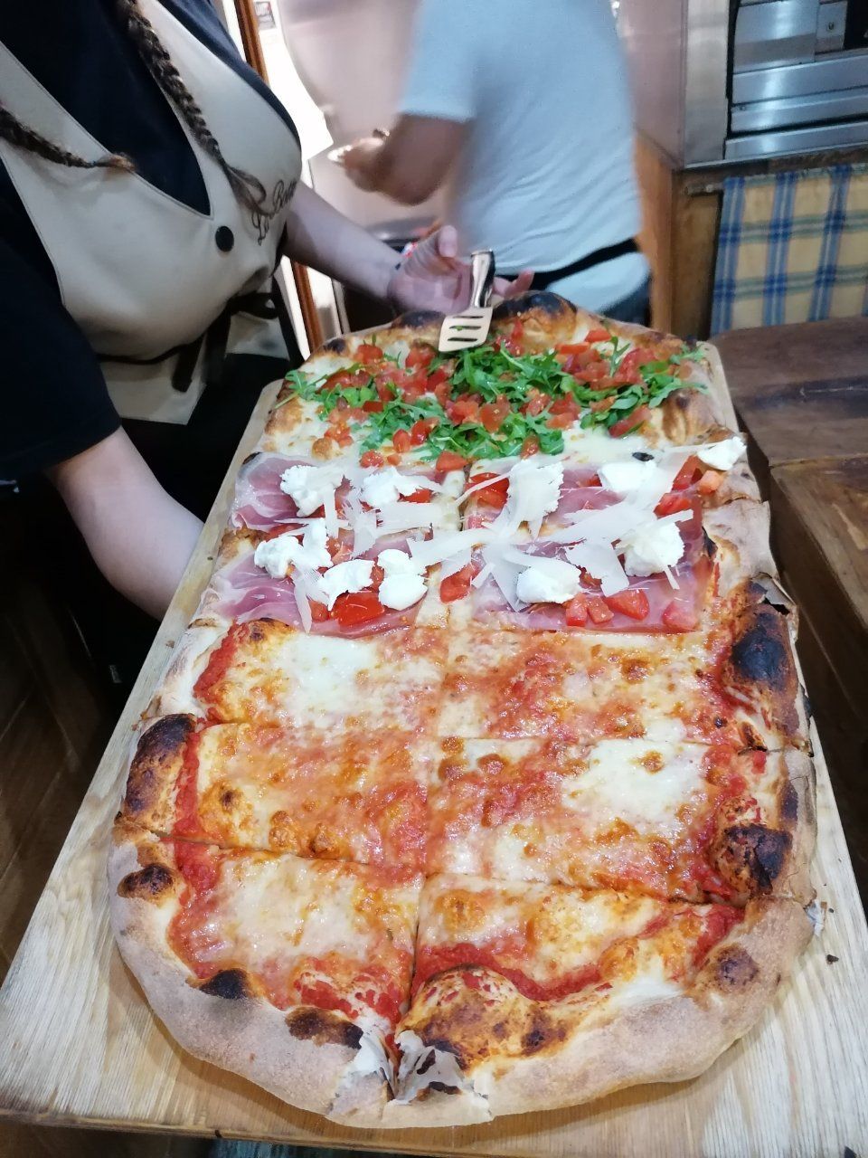 pizza al metro con vari condimenti