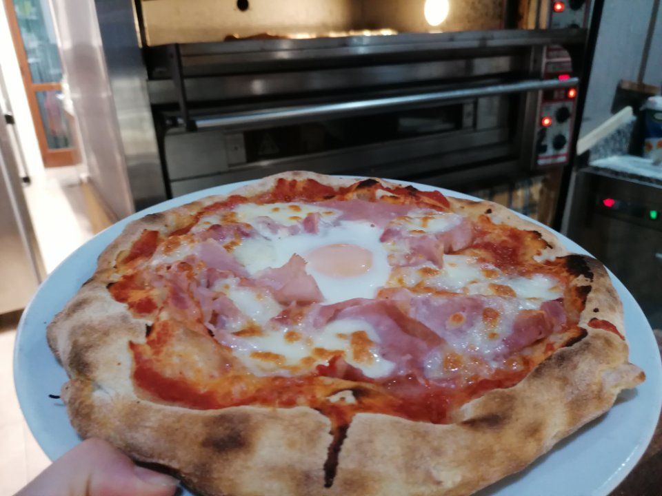 pizza con uovo e prosciutto cotto