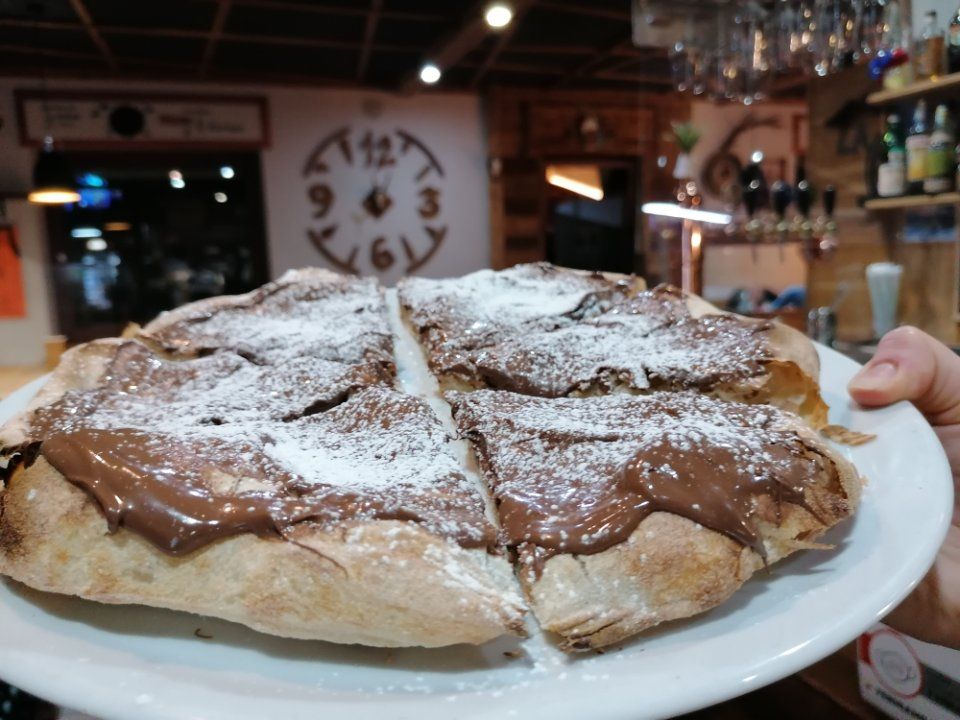 pizza con crema al cioccolato e zucchero e a velo