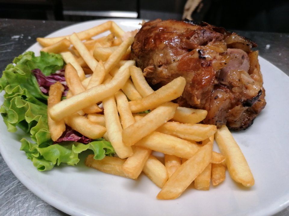secondo di carne con patatine fritte e insalata