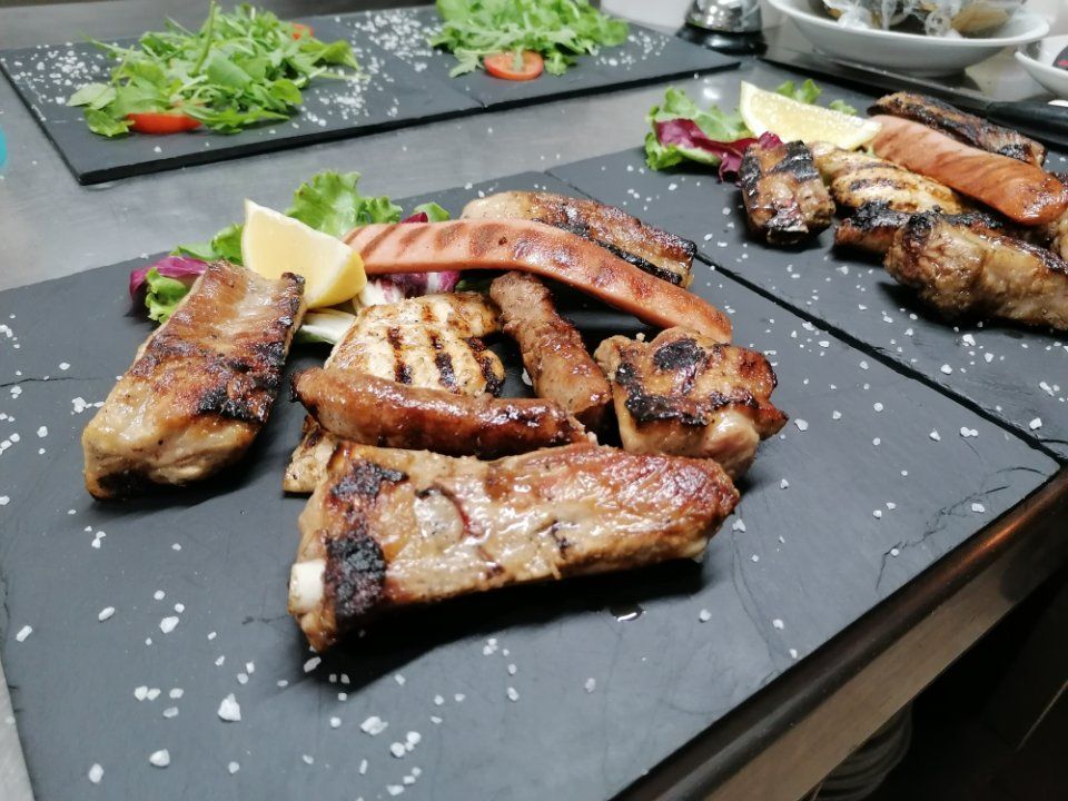 secondi di carne con contorno di insalata