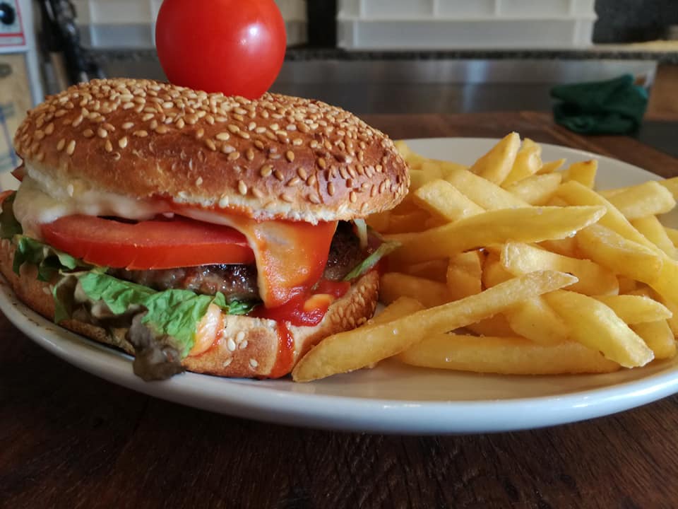 hamburger e patatine fritte