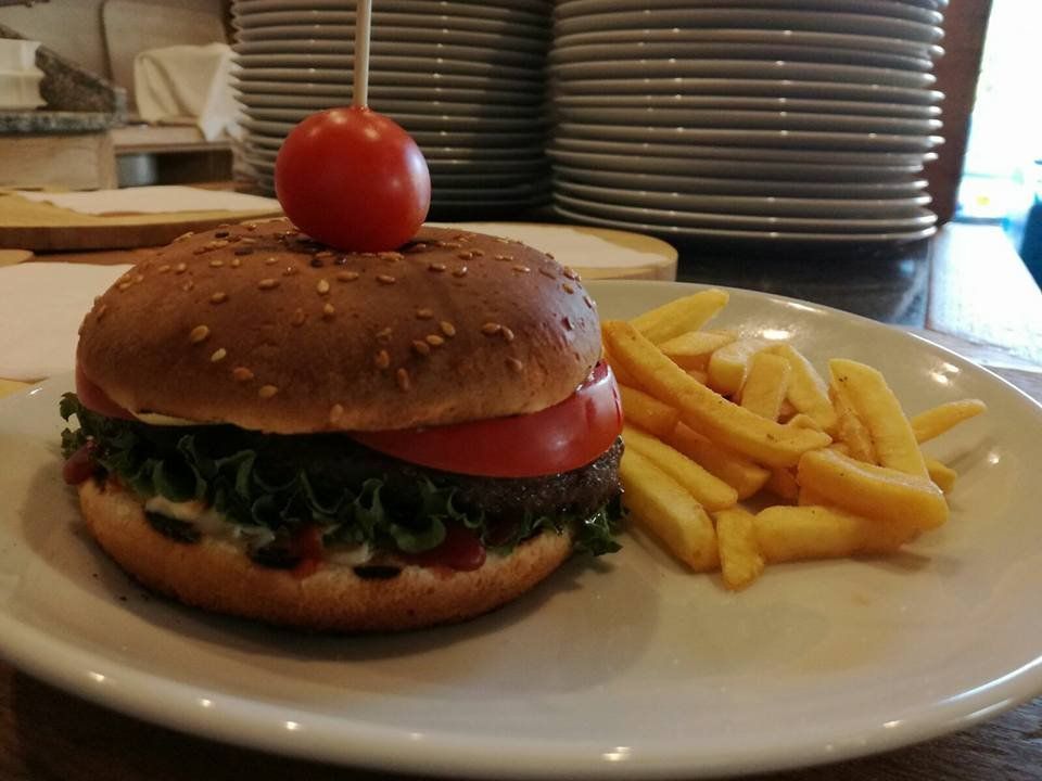 hamburger con pomodorino e contorno di patatine fritte