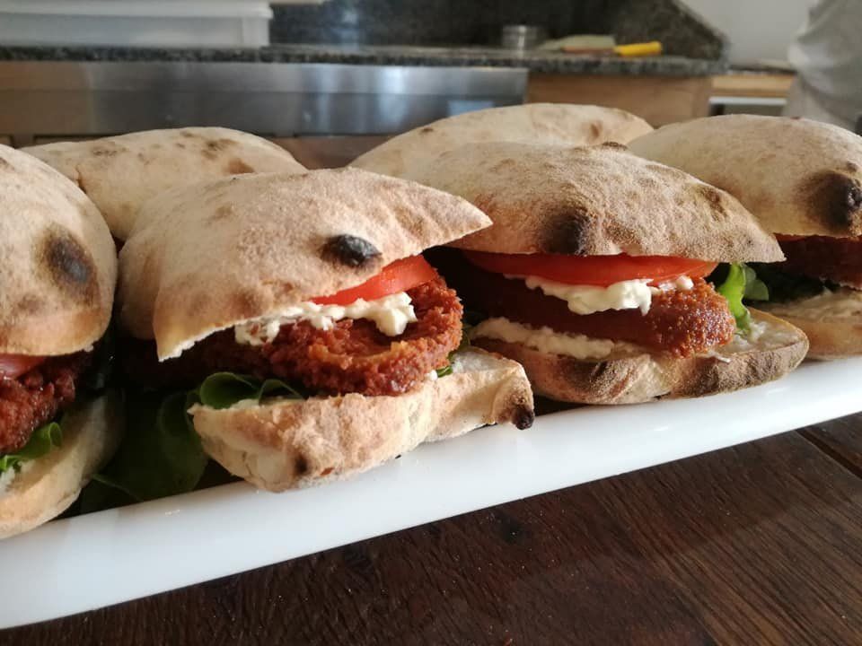 panini con pane pizza, cotolette e pomodoro