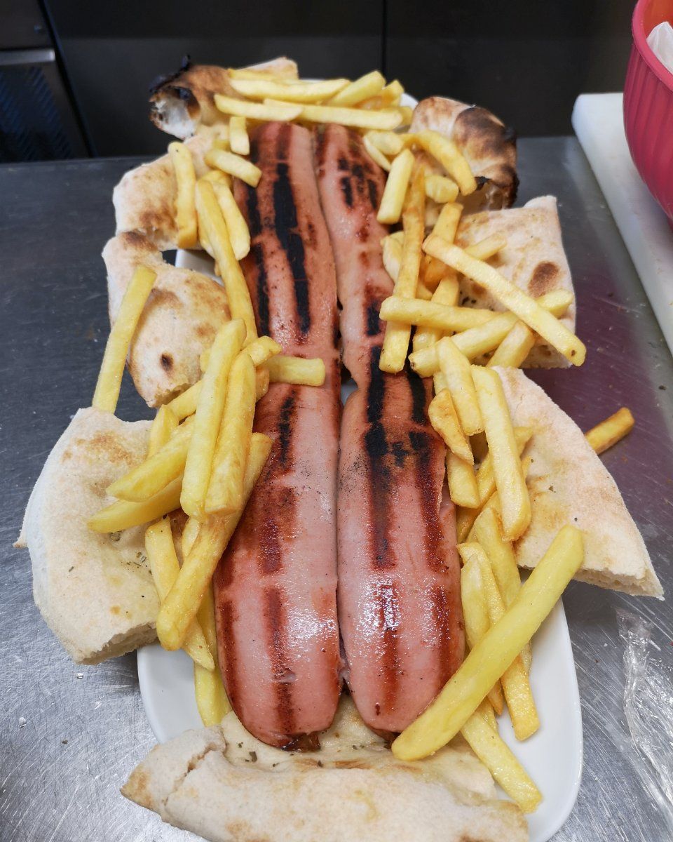 würstel gigante, patatine fritte e pane pizza