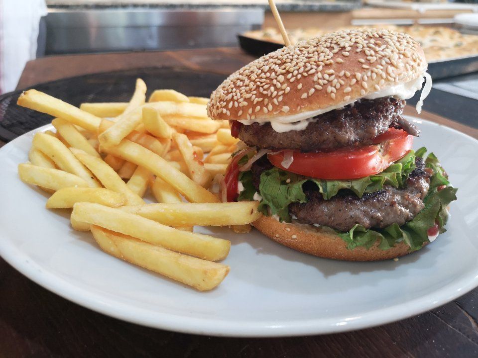 patatine fritte e hamburger con pomodoro