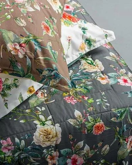 coordinato per il letto floreale nelle tonalità bianco, grigio e marrone