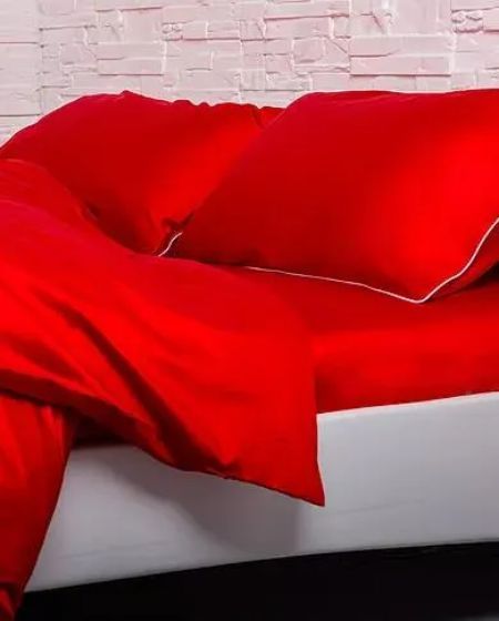 federe, lenzuola e copripiumone rossi