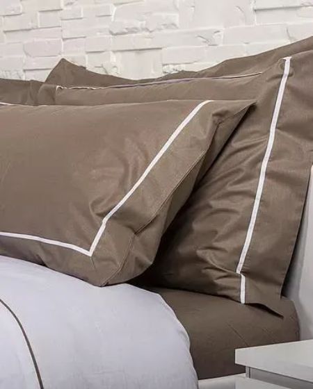 biancheria per letto matrimoniale sulle tonalità del marrone