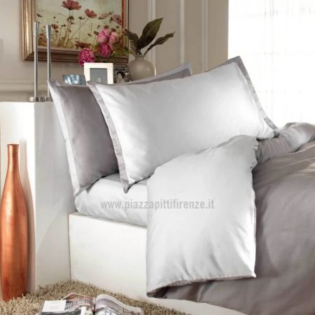 letto con biancheria di marca