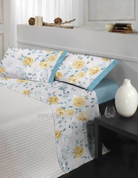 letto con biancheria a fantasia floreale