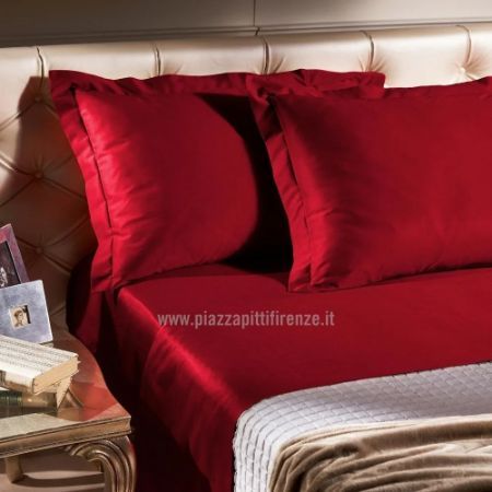 letto con biancheria rossa