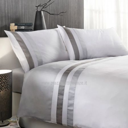 letto matrimoniale con biancheria bianca e grigia