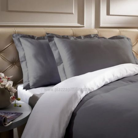 letto con biancheria bianca e grigia