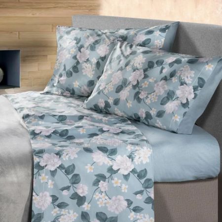 letto con biancheria coordinata a fantasia floreale