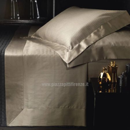 federe, lenzuola e copriletto sulle tonalità del beige