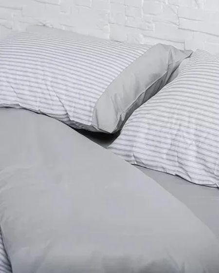 coordinato per il letto grigio