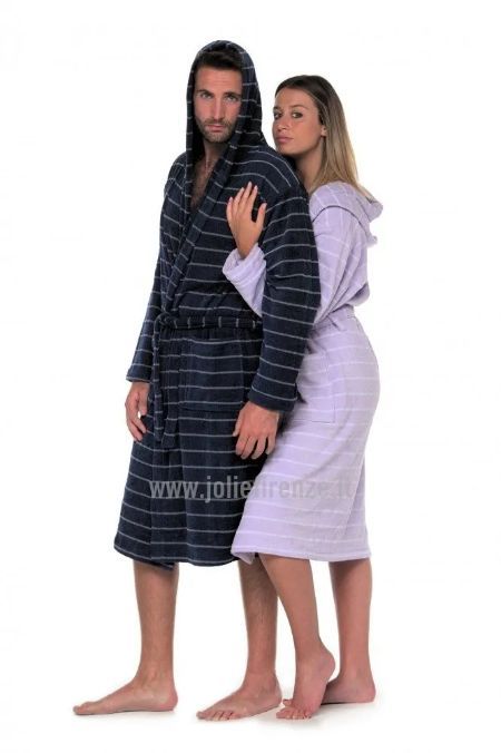 Modelli con accappatoi per uomo e donna