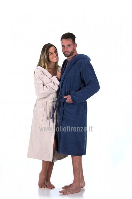 coppia di modelli con accappatoi per uomo e donna