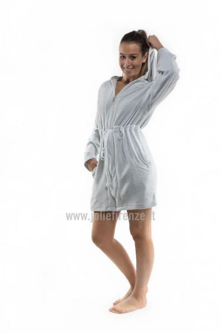 modella con vestaglia