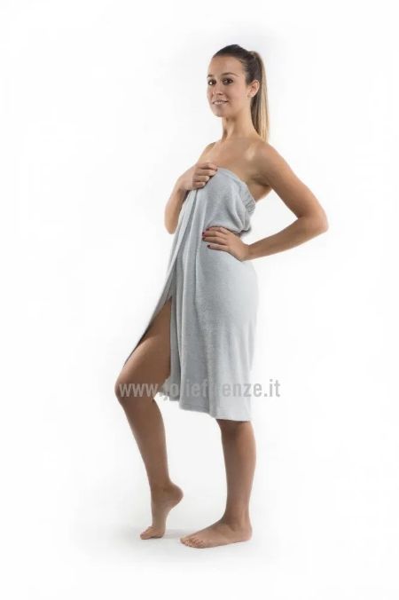 modella con telo in cotone