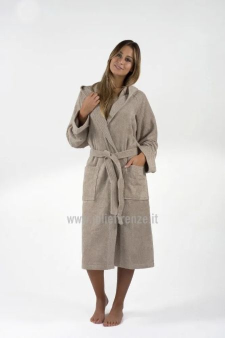 modella con accappatoio di cotone