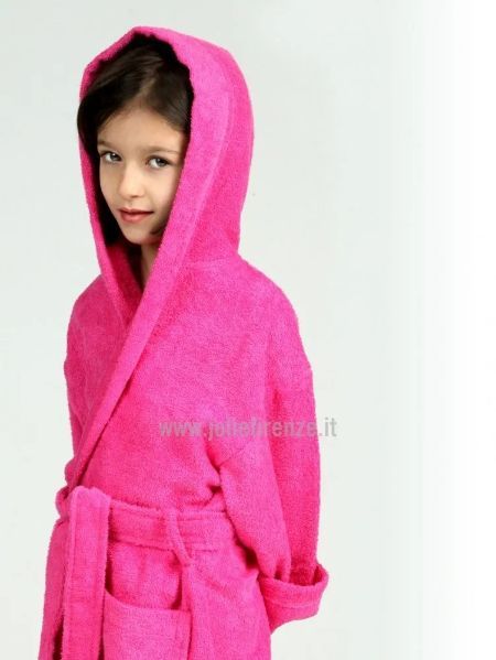 bambina con accappatoio
