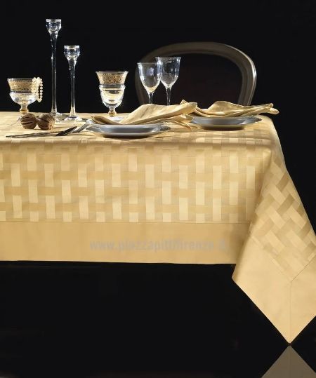 biancheria per la casa color giallo oro