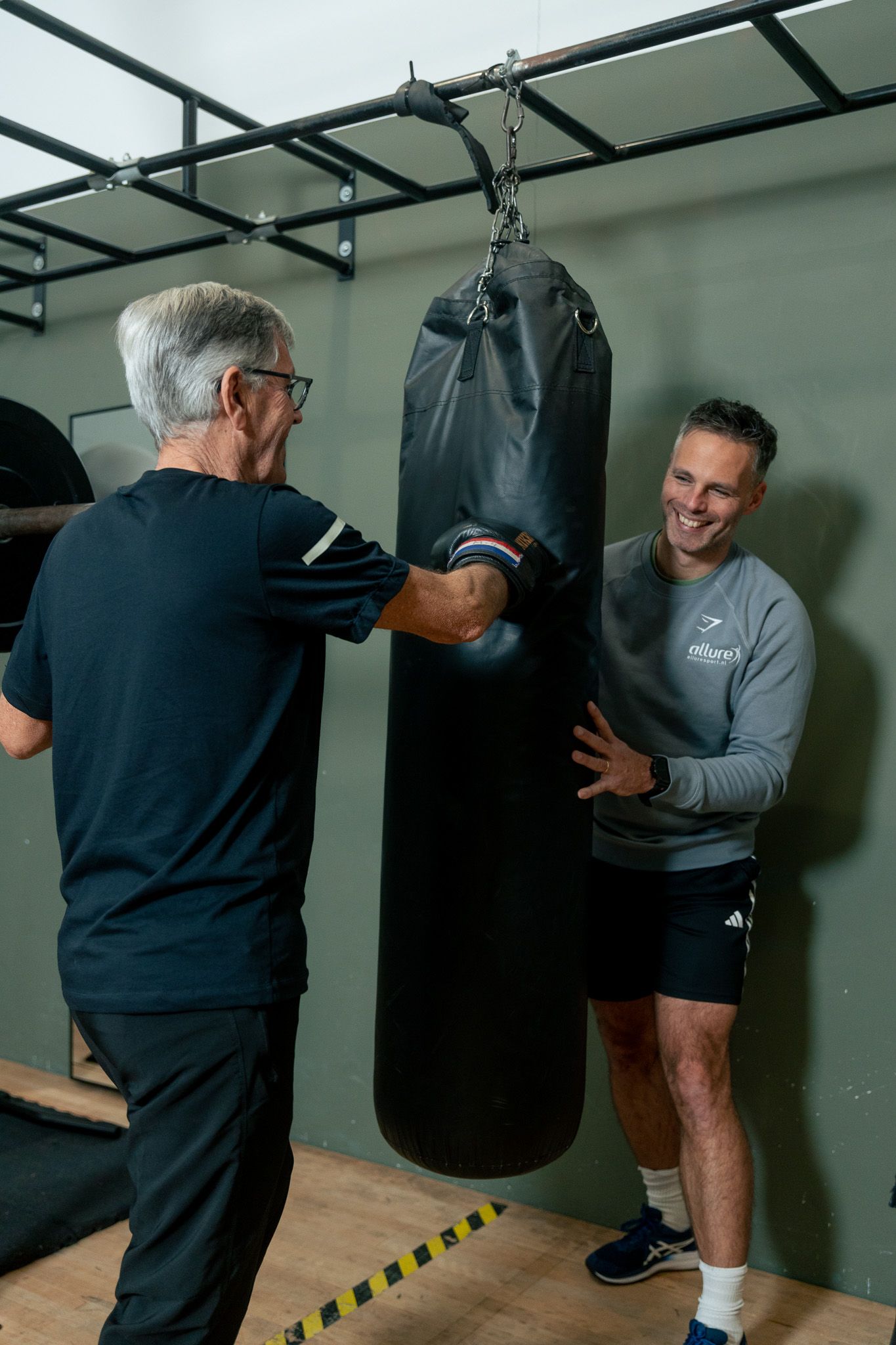 iemand schrijft met een pen op een stuk papier.