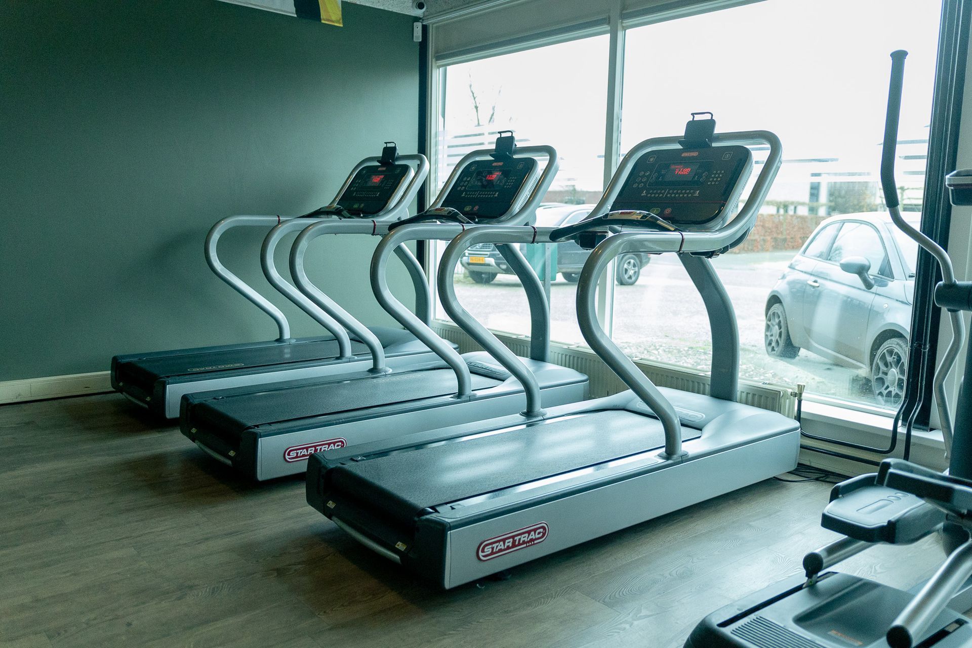 twee halters zitten op de vloer van een sportschool.