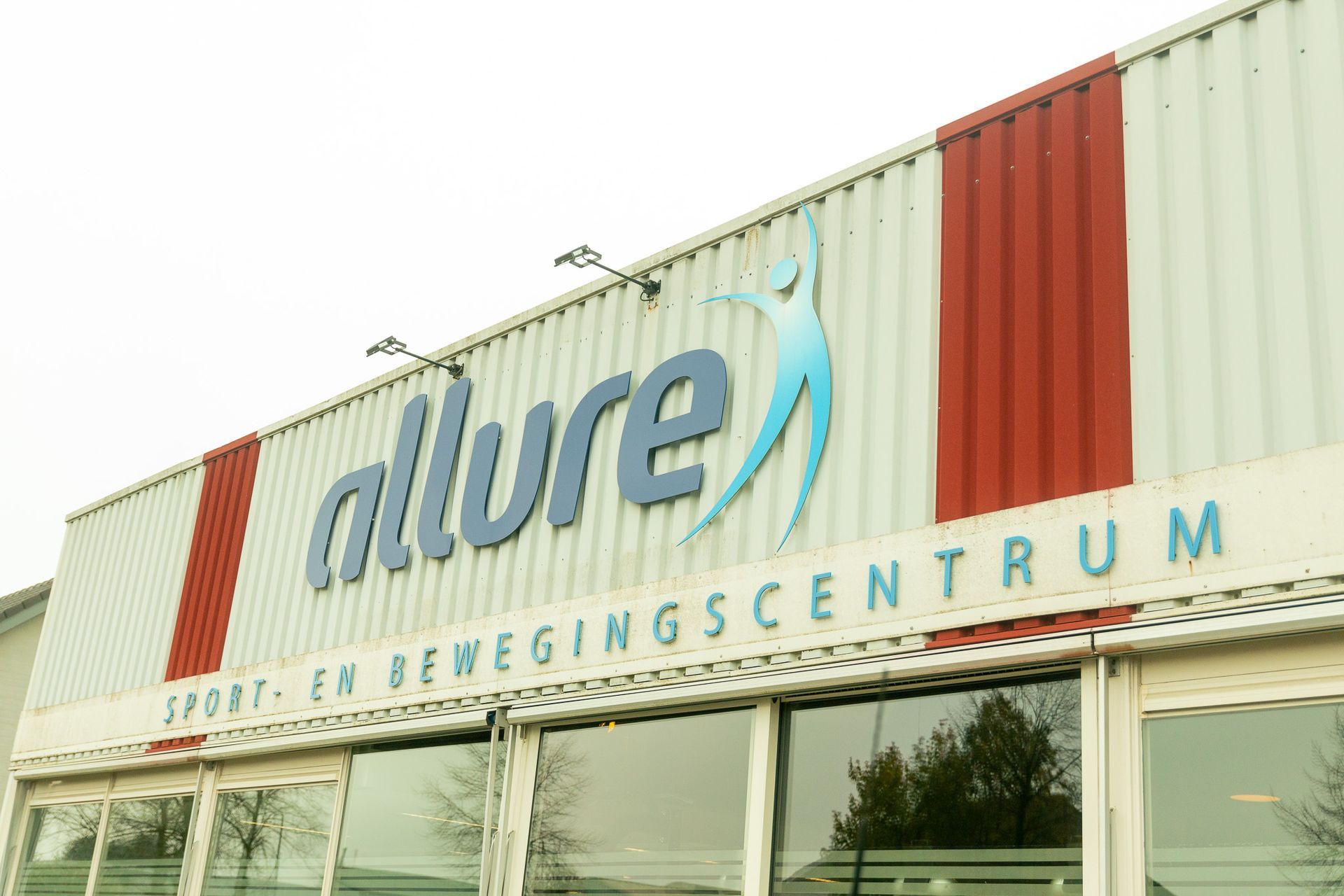 iemand geeft een massage aan een andere persoon.