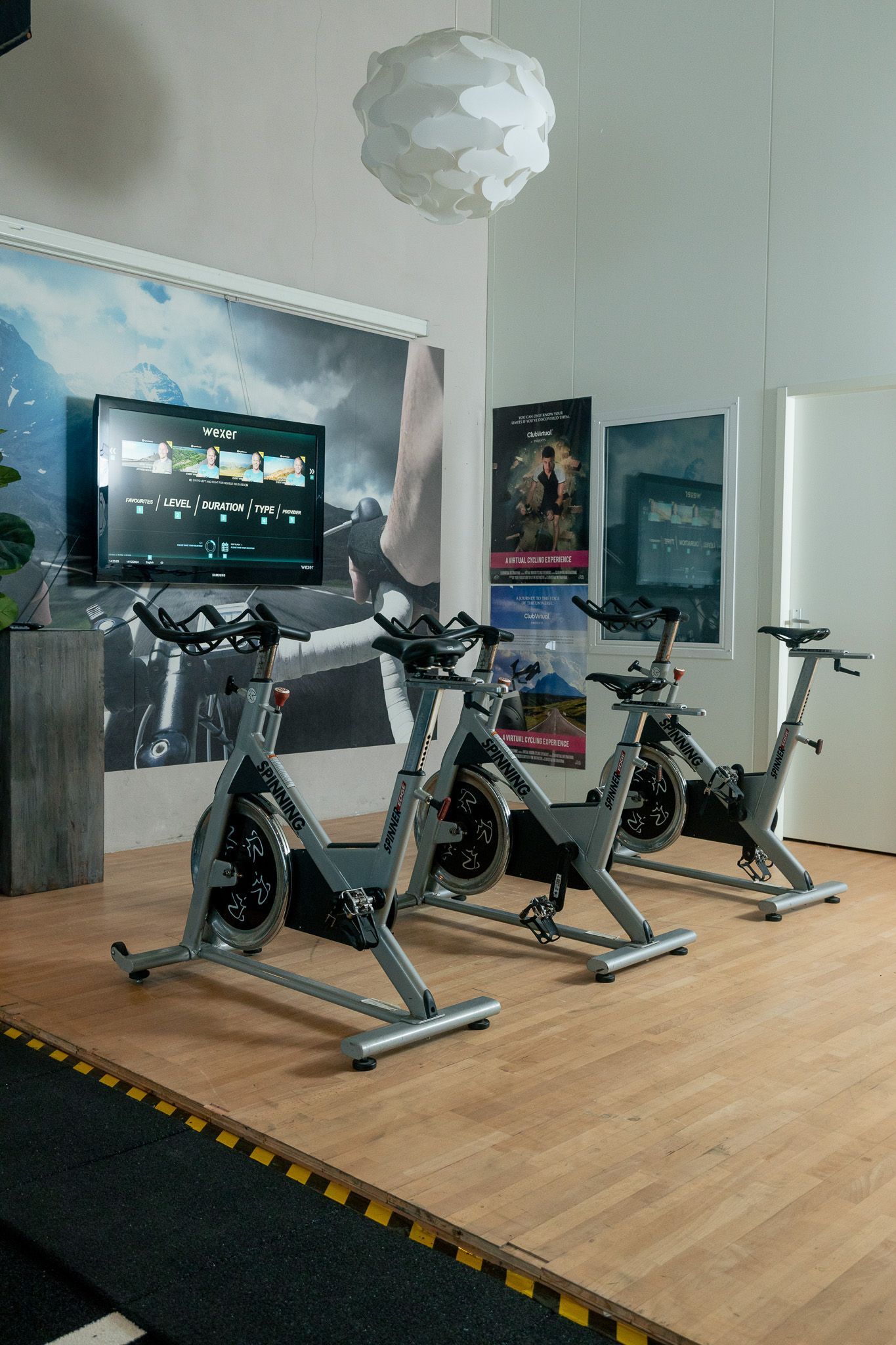 Een man tilt een halter op in een sportschool.