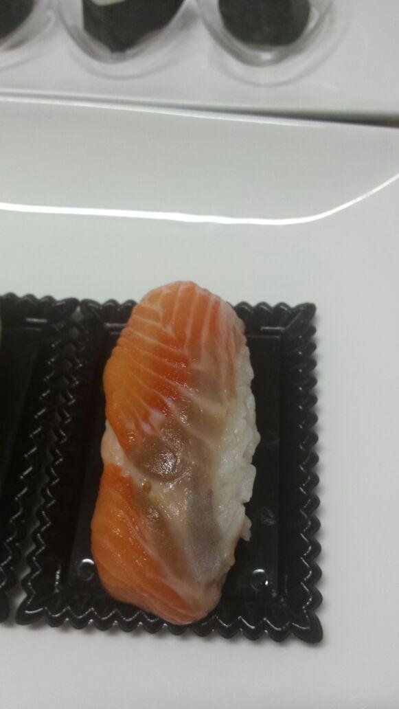 sashimi con salmone fresco