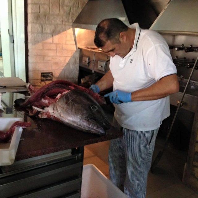 preparazione piatto di pesce