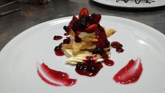 millefoglie con frutti di bosco