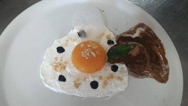 uovo con mousse al cioccolato