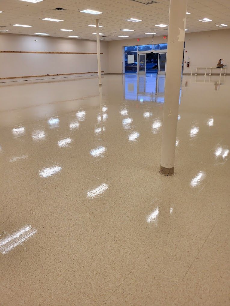 A large empty room with a pillar in the middle