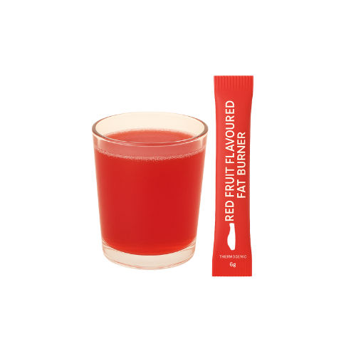 Een kopje rode vloeistof naast een rood pakje suiker