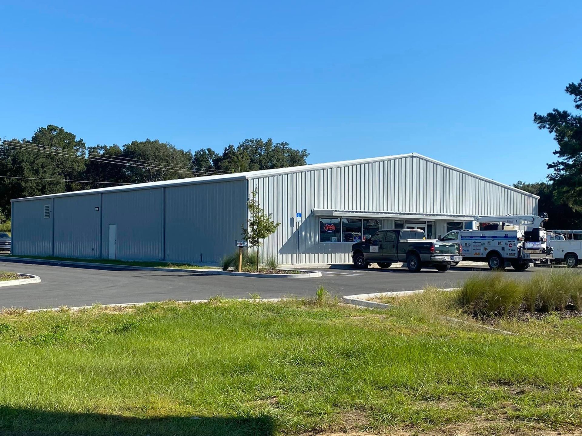 A large building with a lot of cars parked in front of it.