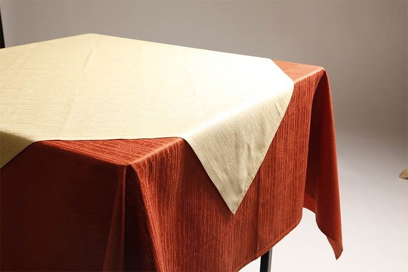 set tovagliato per ristorante con coprimacchia