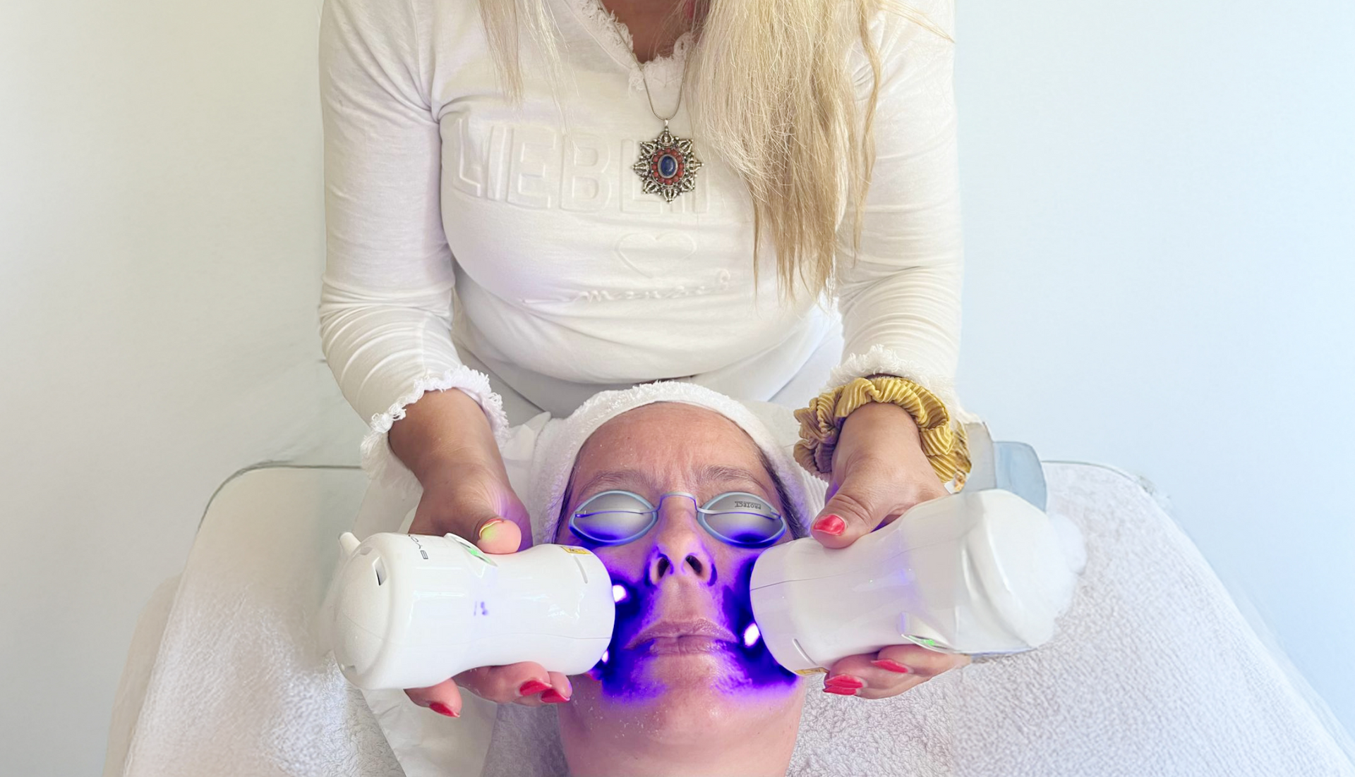 Eine Frau bekommt in einem Schönheitssalon eine Gesichtsbehandlung.