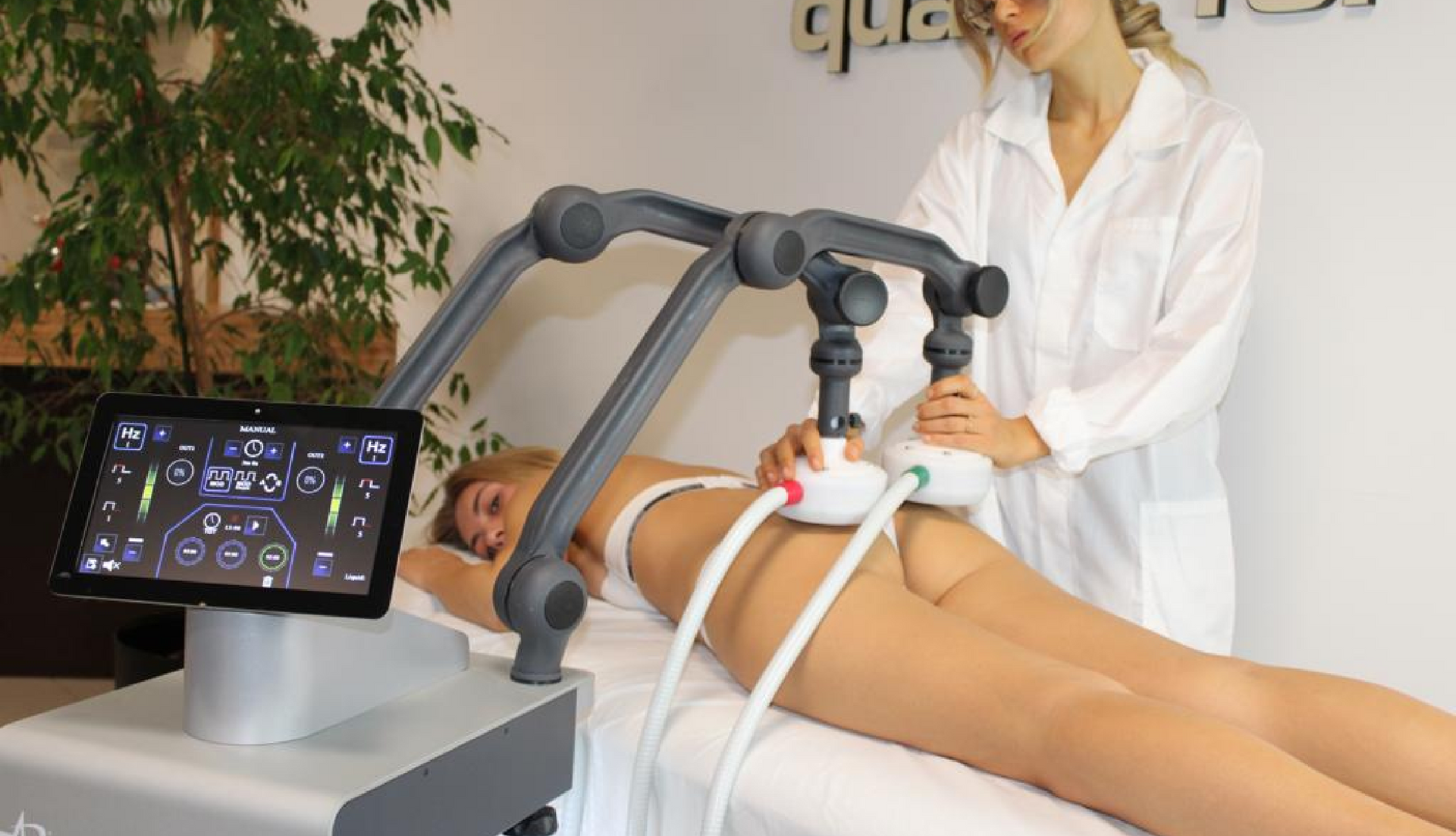 Eine Frau liegt auf einem Bett und bekommt von einem Arzt eine Massage.