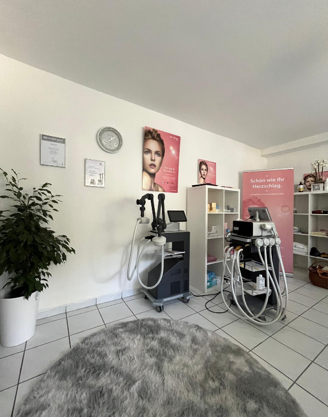 Ein Raum mit vielen Geräten und einem Frauenbild an der Wand.